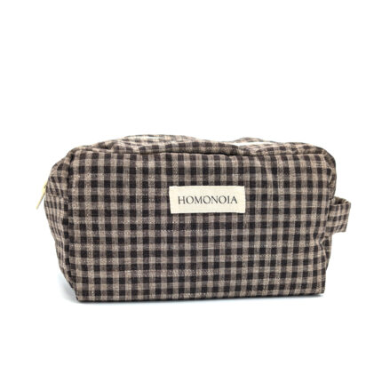 Trousse de toilette upcyclée, fabriquée en France à partir de tissus revalorisés. Un accessoire unique, pratique et écoresponsable pour ranger vos essentiels. Coloris aléatoire.