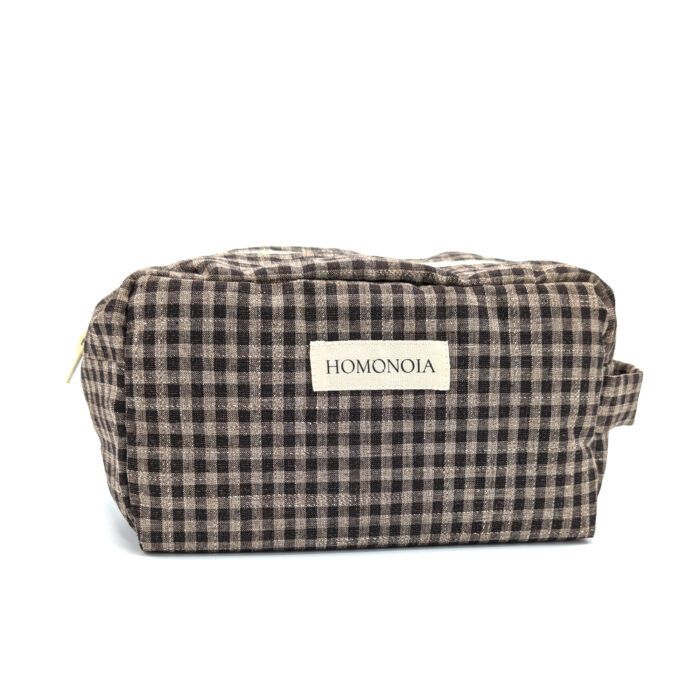 Trousse de toilette upcyclée, fabriquée en France à partir de tissus revalorisés. Un accessoire unique, pratique et écoresponsable pour ranger vos essentiels. Coloris aléatoire.