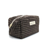 Trousse de toilette upcyclée, fabriquée en France à partir de tissus revalorisés. Un accessoire unique, pratique et écoresponsable pour ranger vos essentiels. Coloris aléatoire.