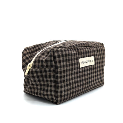 Trousse de toilette upcyclée, fabriquée en France à partir de tissus revalorisés. Un accessoire unique, pratique et écoresponsable pour ranger vos essentiels. Coloris aléatoire.