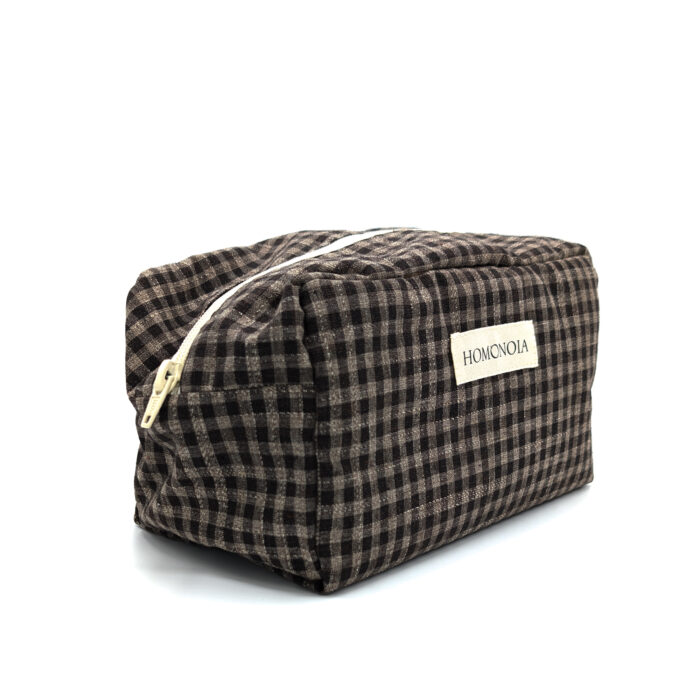Trousse de toilette upcyclée, fabriquée en France à partir de tissus revalorisés. Un accessoire unique, pratique et écoresponsable pour ranger vos essentiels. Coloris aléatoire.